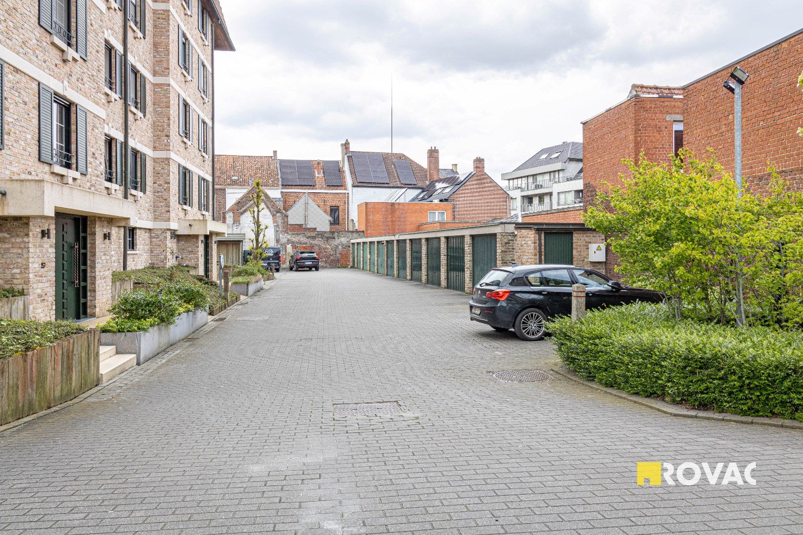 Staanplaats voor 2 wagens en berging foto 9