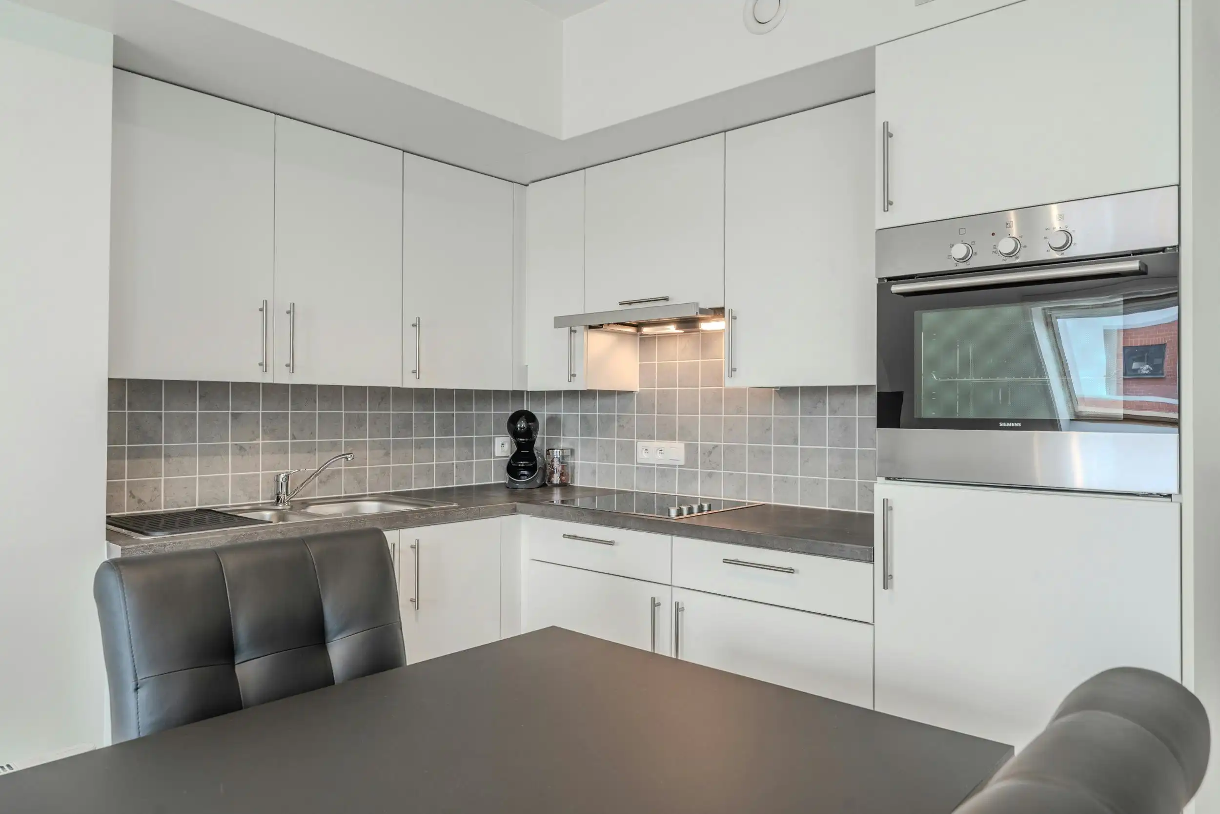 Recent éénslaapkamer appartement met terras vlakbij Zeedijk! foto 8