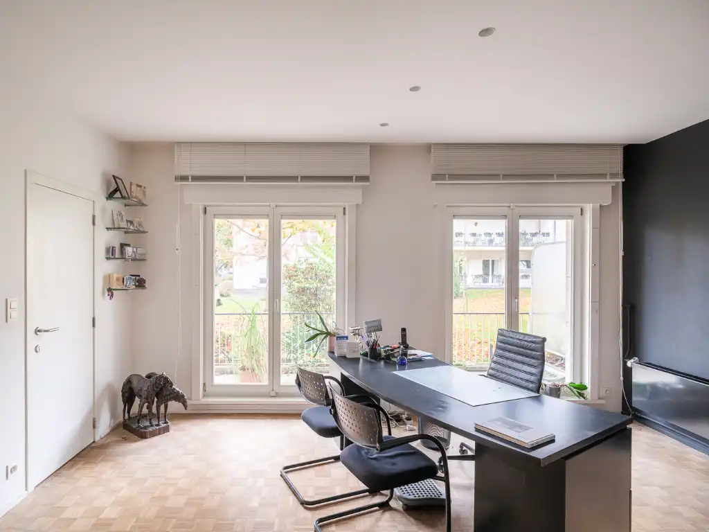 Ruim appartement of kantoorruimte met karakter, licht en een uitstekende ligging foto {{pictureIndex}}