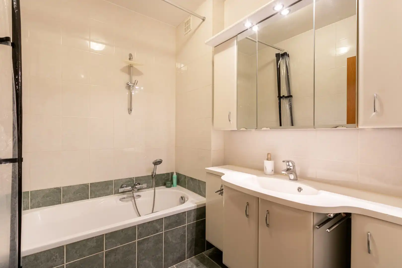 Instapklaar gelijkvloers appartement met 2 slaapkamers, garagebox en ruim terras (35 m²) aan TOP ligging in Halle foto 12