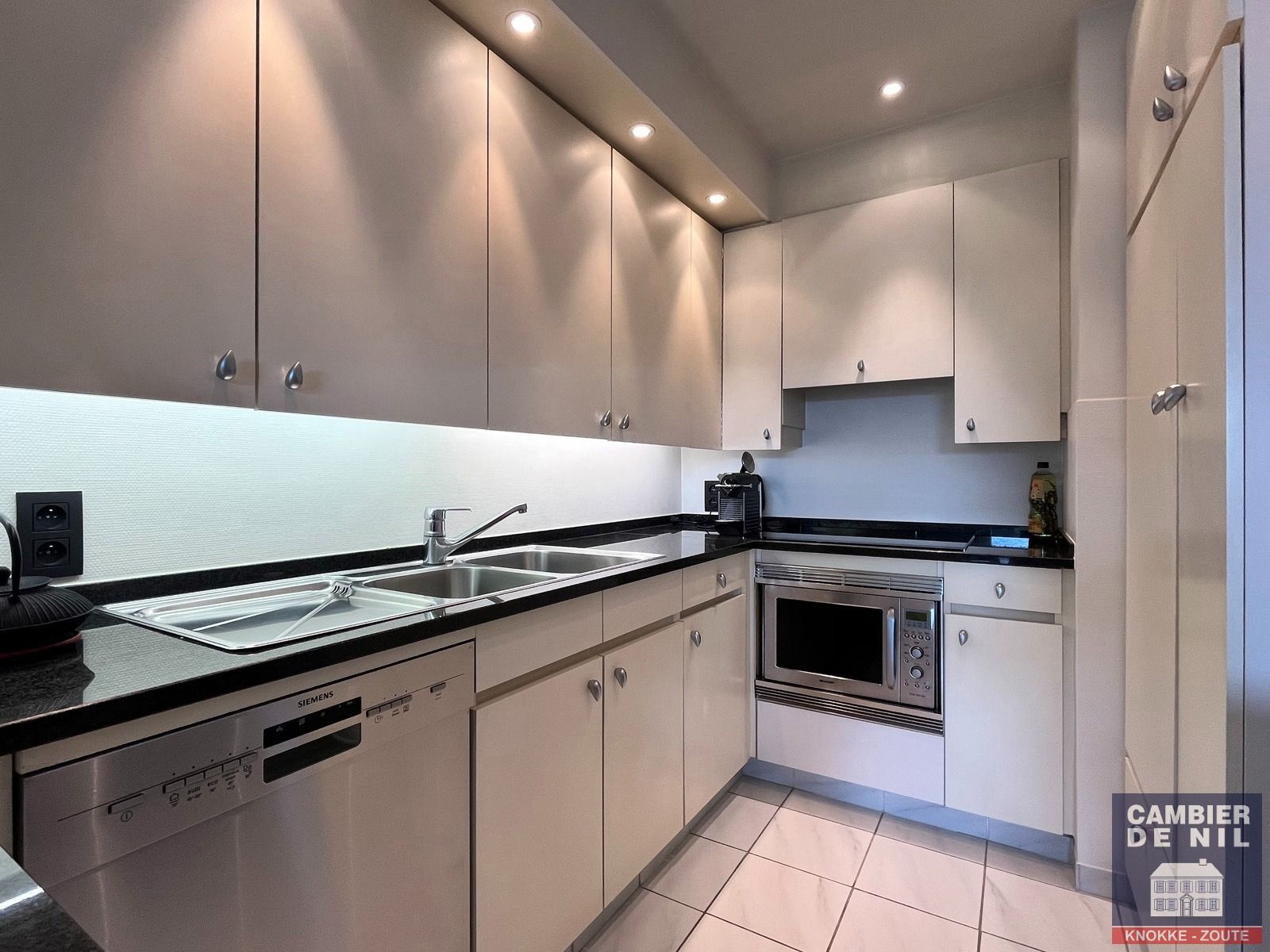 Prachtig ongemeubeld appartement op enkele stappen van het Albertplein!  foto 7