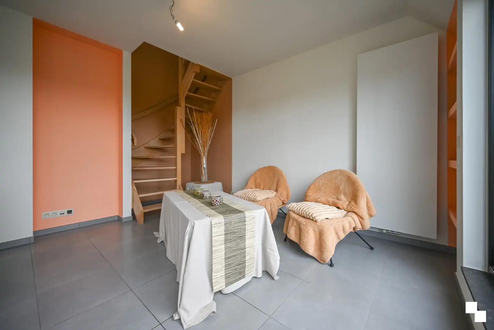 Duplex appartement met garage en twee staanplaatsen nabij centrum Izegem foto 8