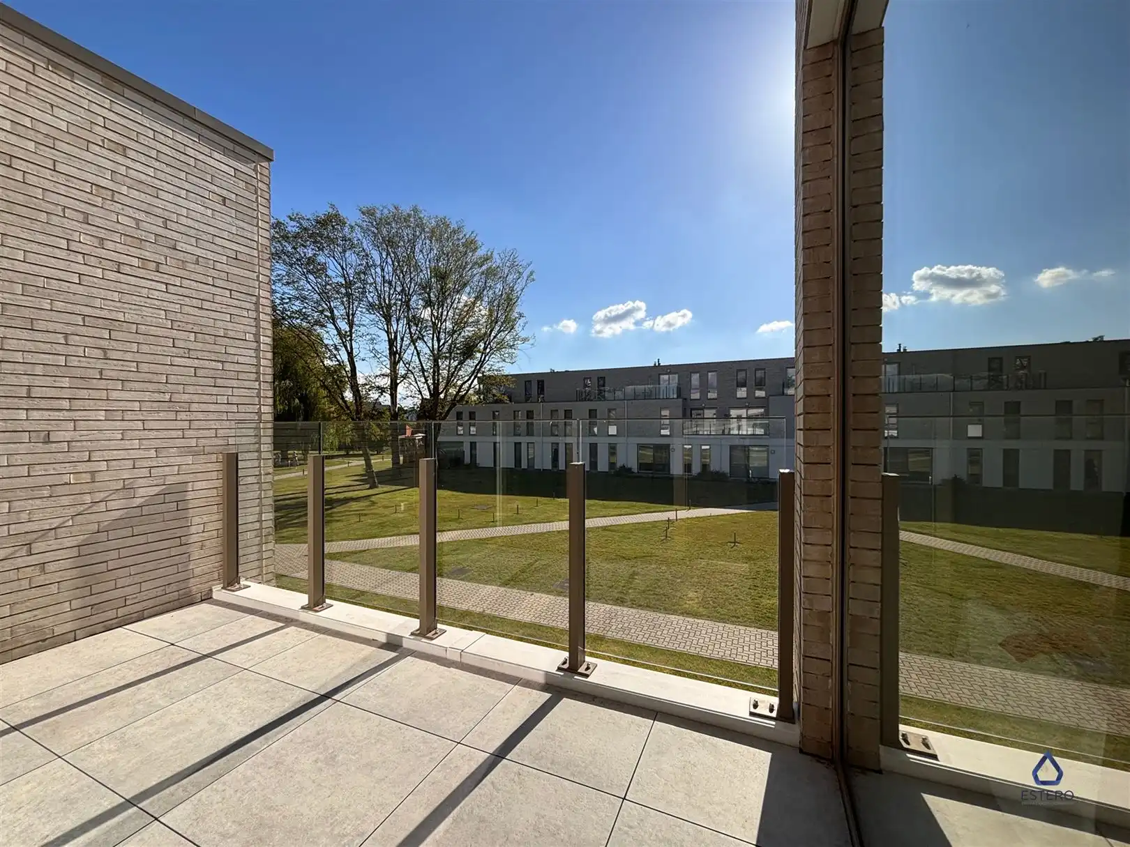 Modern 2-slaapkamerappartement met terras en zicht op groen foto {{pictureIndex}}