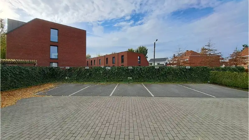 AUTOSTANDPLAATS te koop in de Witte Molenstraat 17 in Sint-Michiels Brugge. foto {{pictureIndex}}