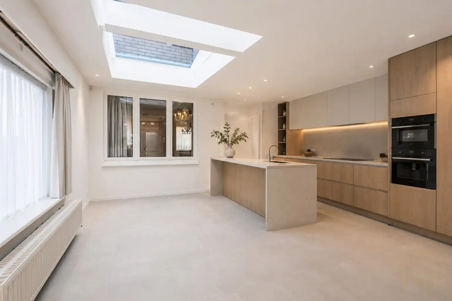 Halfopen renovatieproject met veel potentieel en diepe tuin met uitweg foto 2