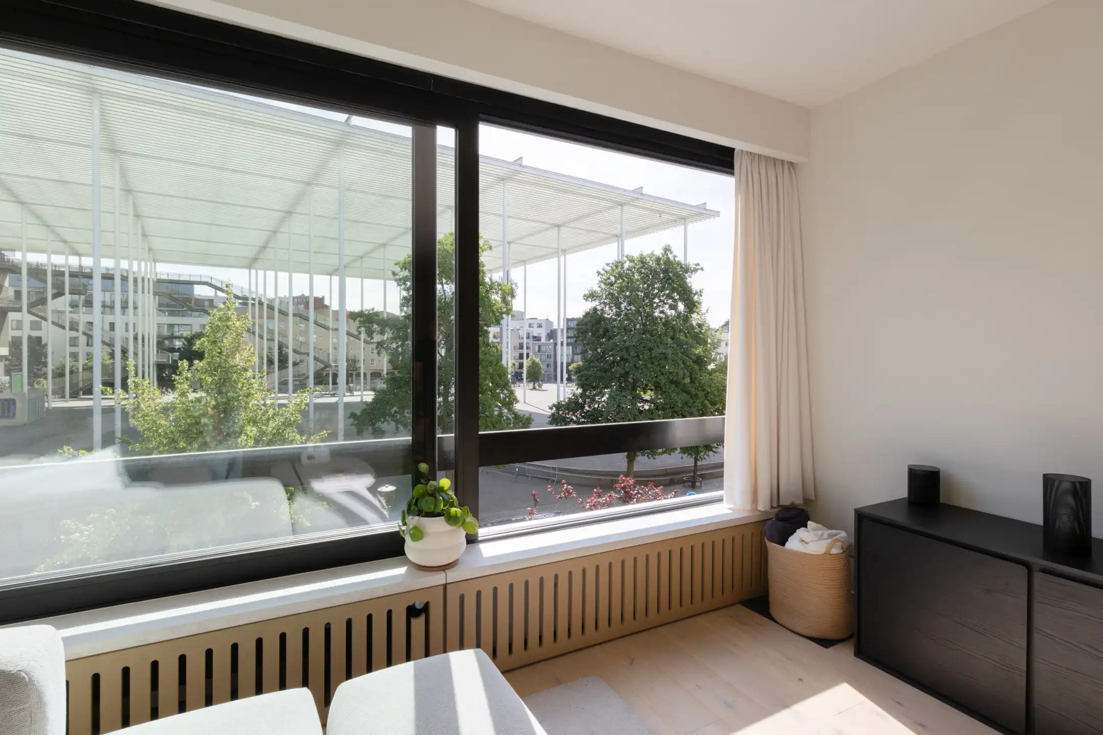 ANTWERPEN - Trendy appartement met zicht op het Theaterplein foto 3