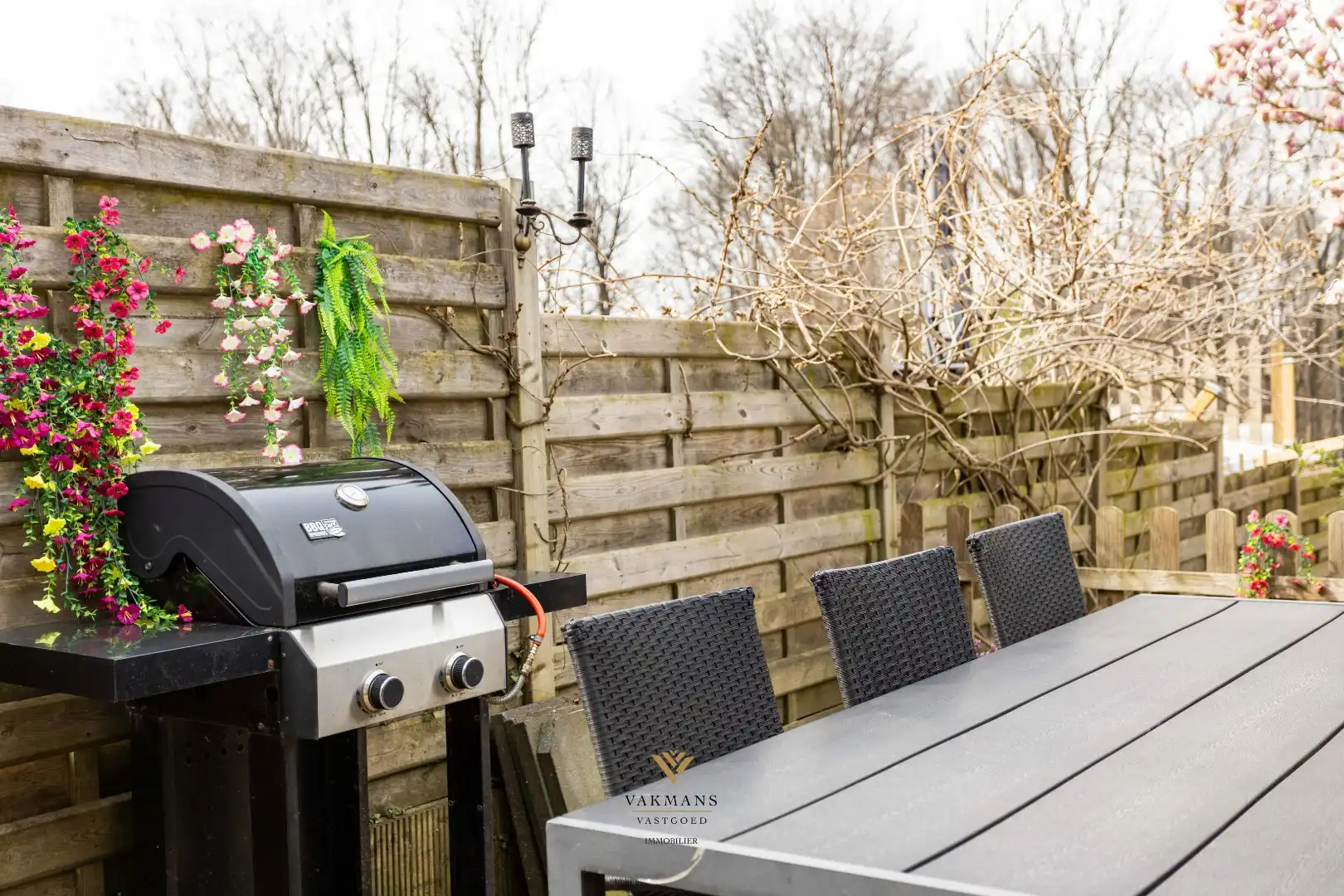 Ruime alleenstaande woning met garage in heuvelachtige omgeving foto 38