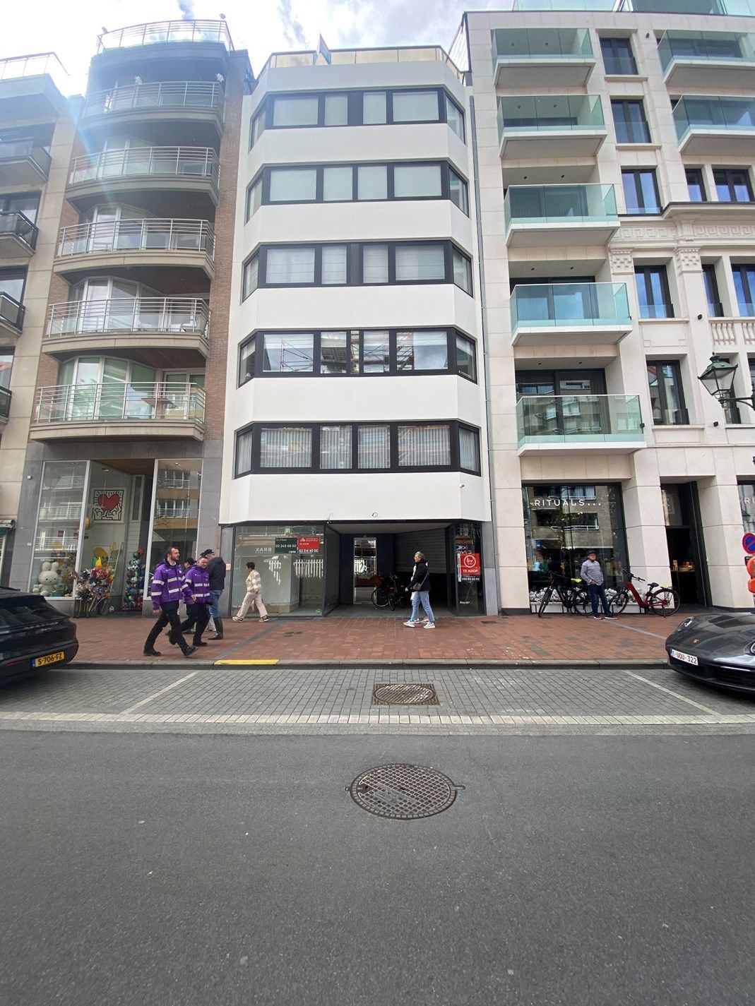 Casco - Centraal gelegen handelsgelijkvloers in het tweede deel van de Lippenslaan, met in de nabije omgeving winkels zoals: Rituals, Kruidvat, Etam, ... op enk foto 12