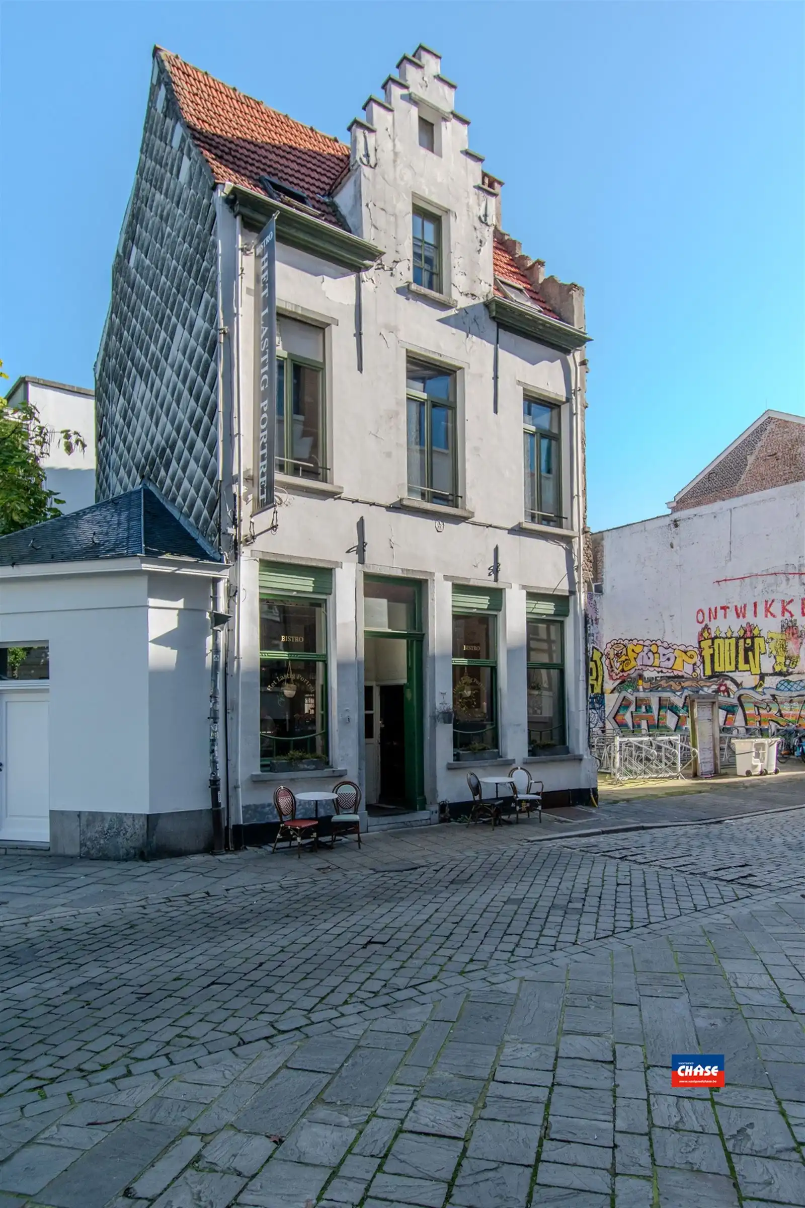 Gemengd gebouw foto {{pictureIndex}}
