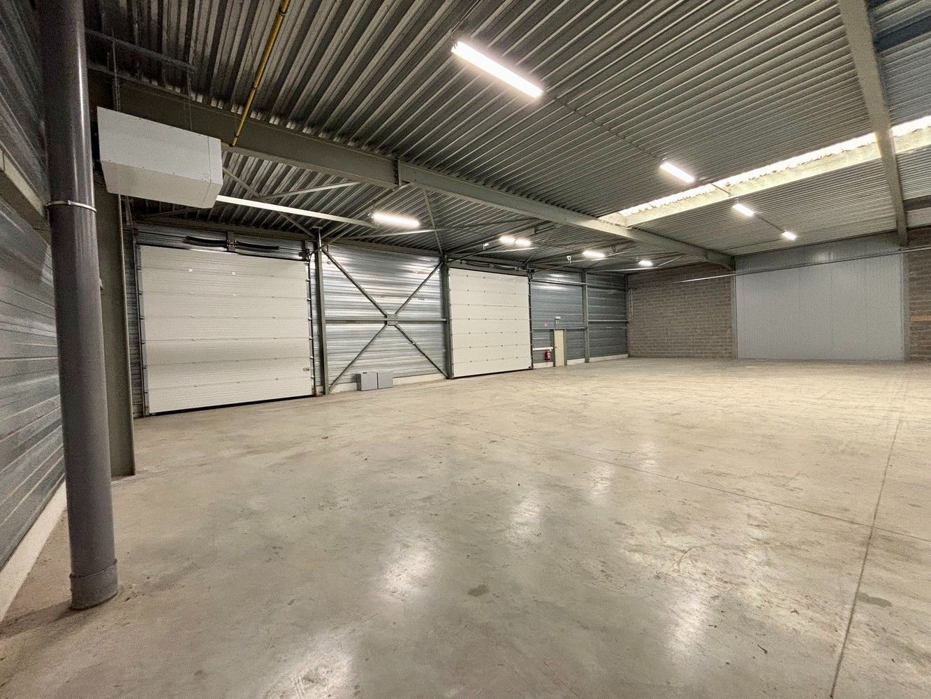 300m² opslagruimte met kantoor foto 3