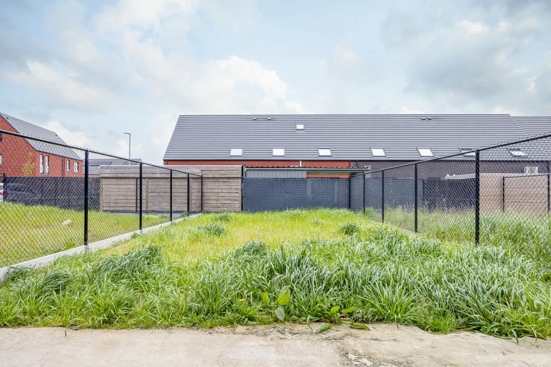 Halfopen woning met ruime tuin op rustige locatie foto 3