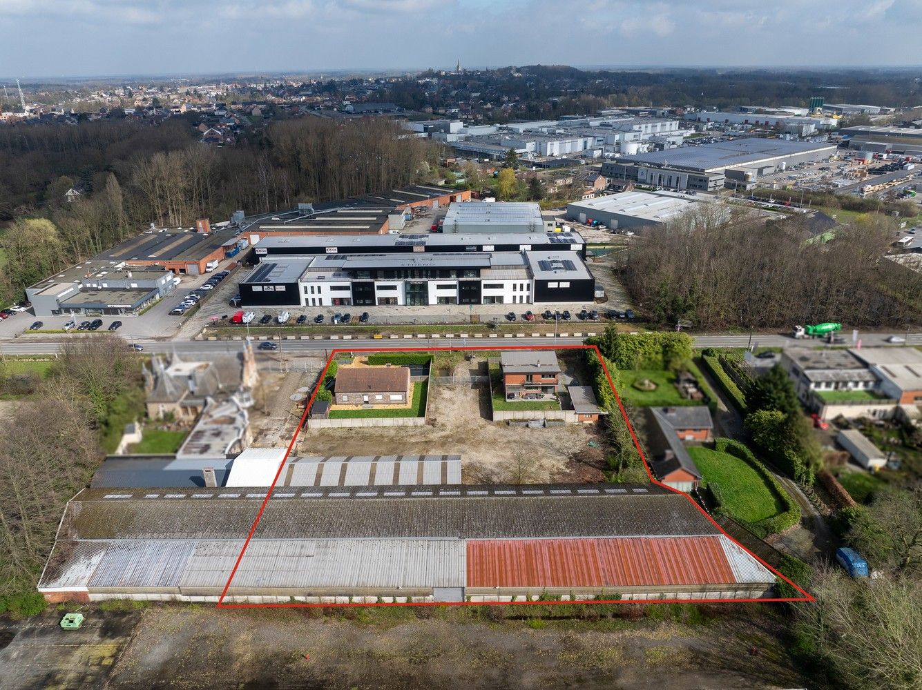 Projectgrond met bestaand magazijn en 2 woningen op 4701 m² foto 5