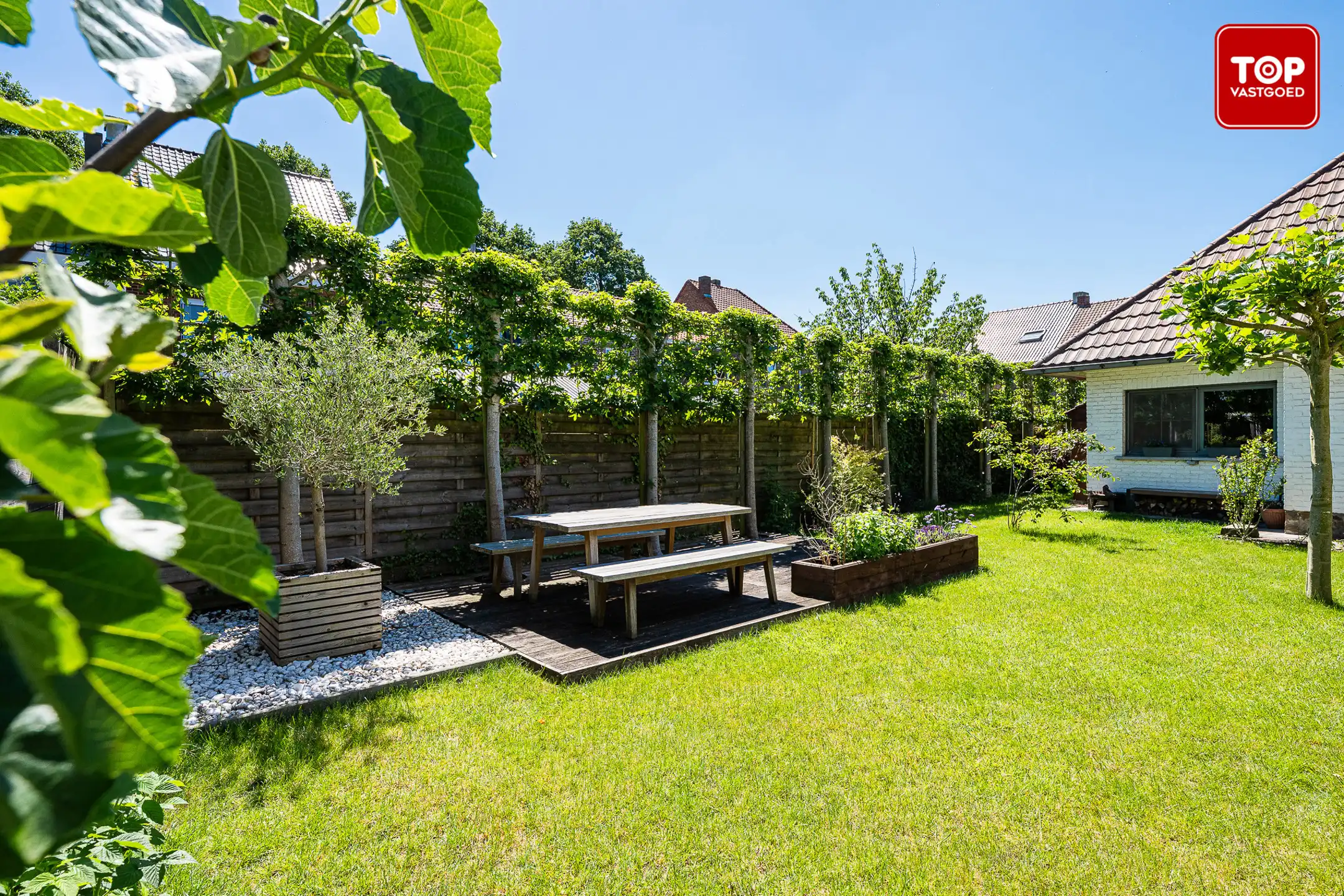 Instapkler open bebouwing in rustige straat met veel groen rondom. foto 25