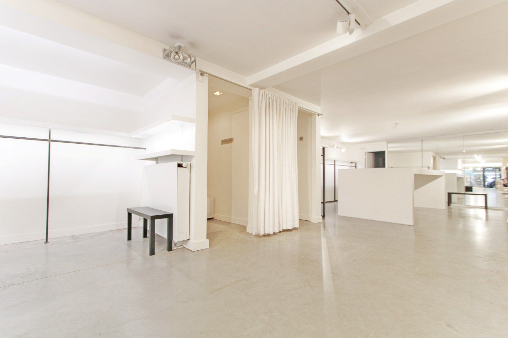 Instapklare kledingwinkel te huur Dumortierlaan 86 foto 5