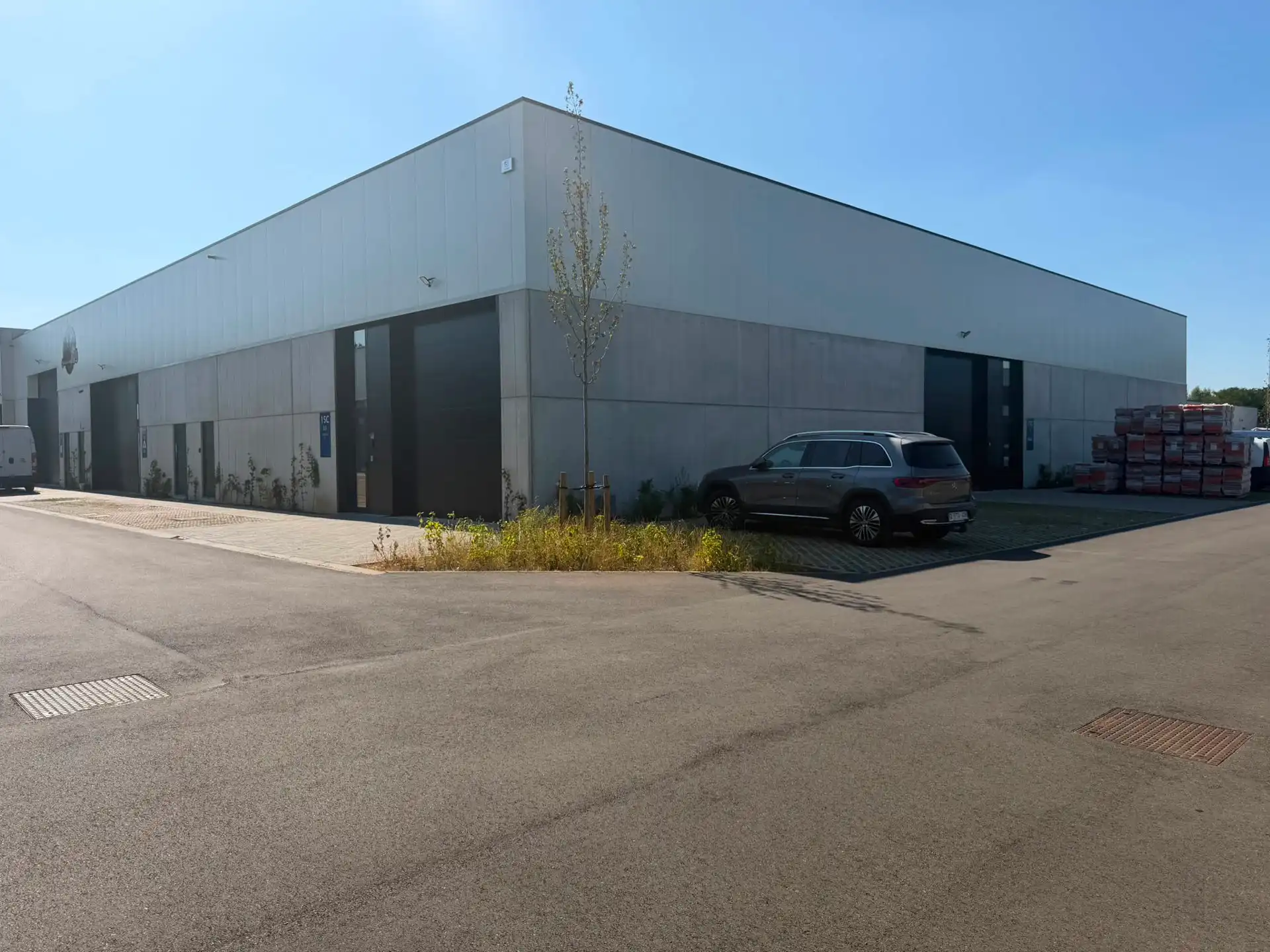 KMO-unit te huur in industriezone "de vloeiende" te Kapellen.  foto 2