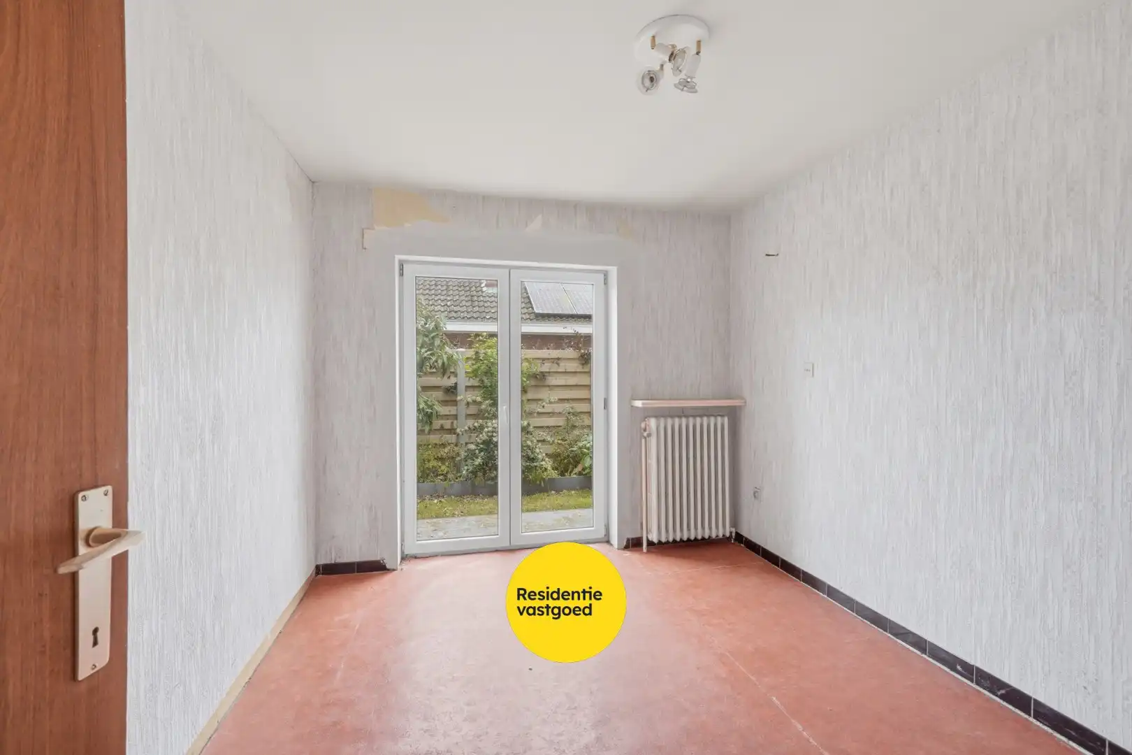 Vrijstaande bungalow met veel potentieel langs het water in hartje Oudenburg foto 16