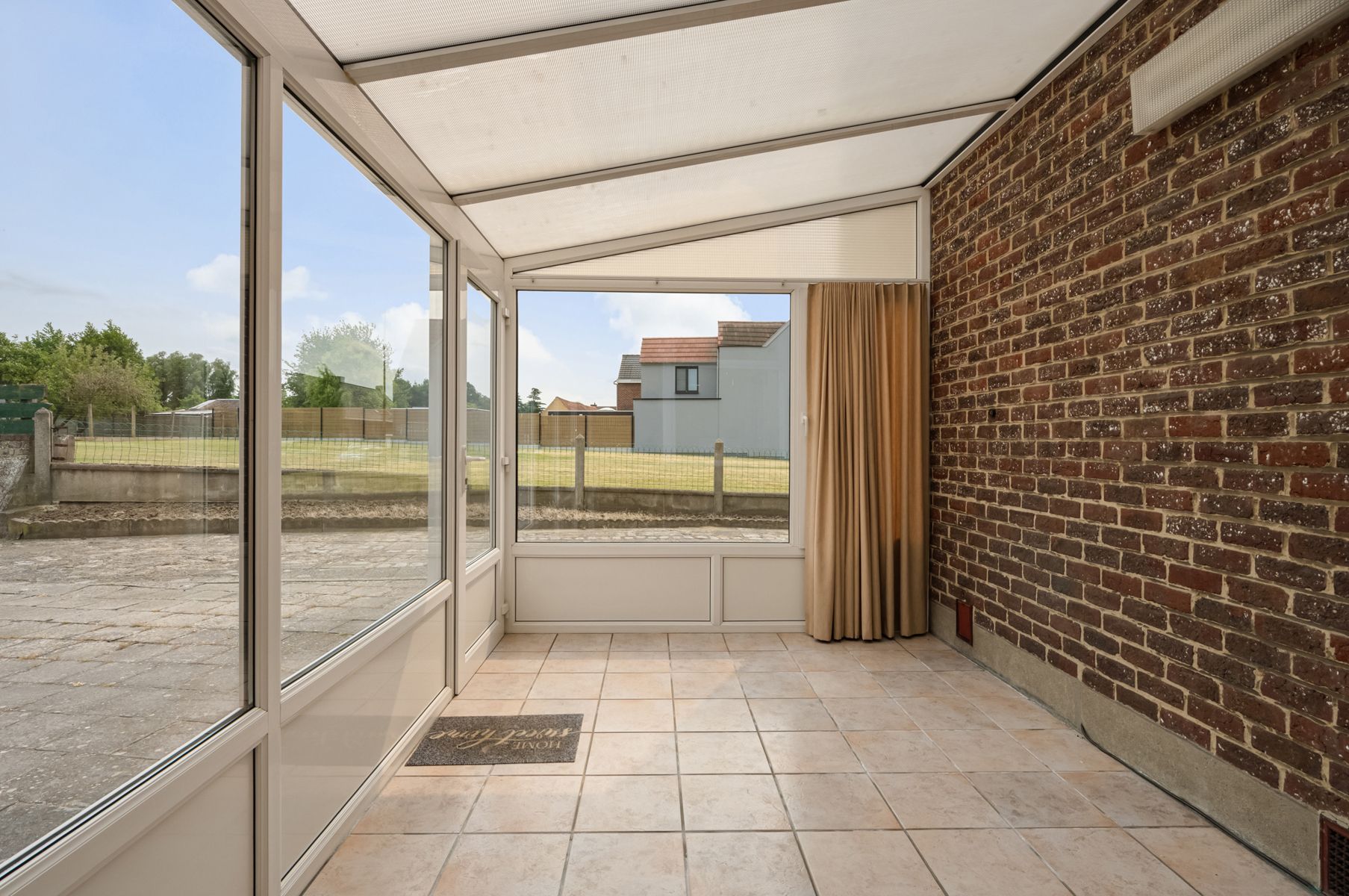 Grote, halfopen woning met grote weide foto 24
