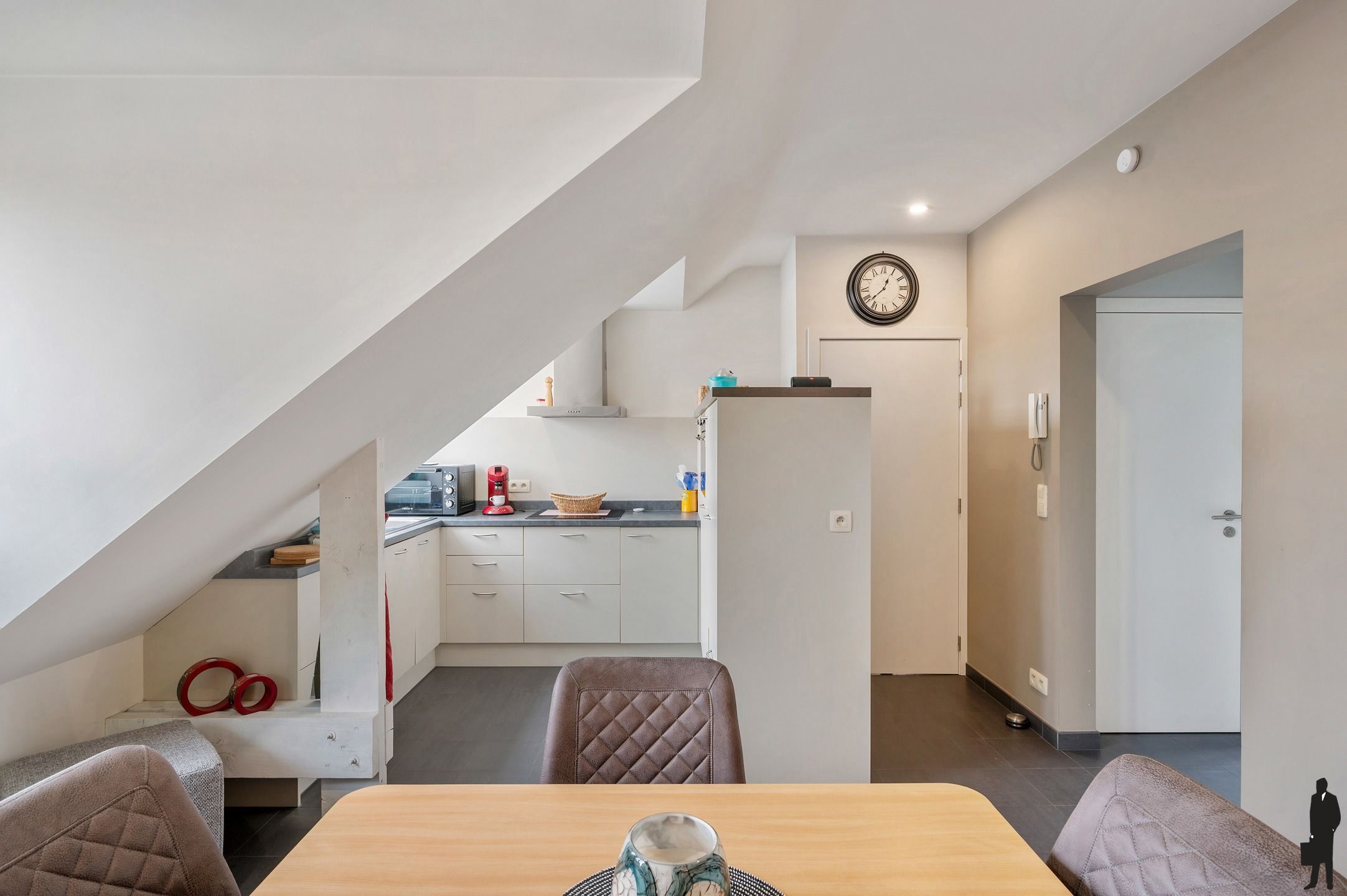 Polyvalent gebouw met 60 parkeerplaatsen en appartement! foto 18