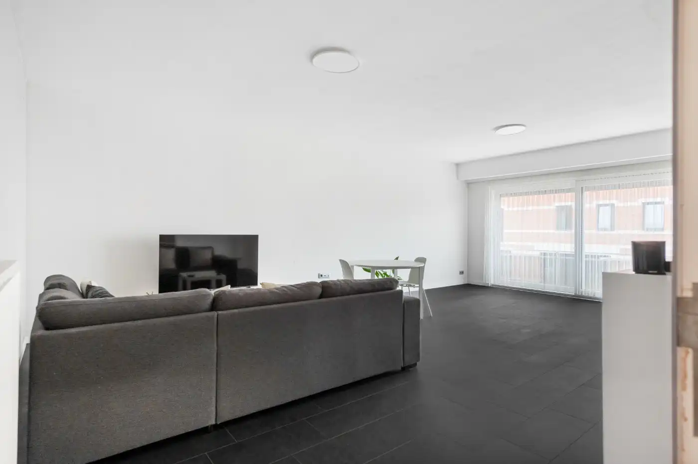 Instapklaar appartement met 2 slpk., balkon en garagebox foto 4
