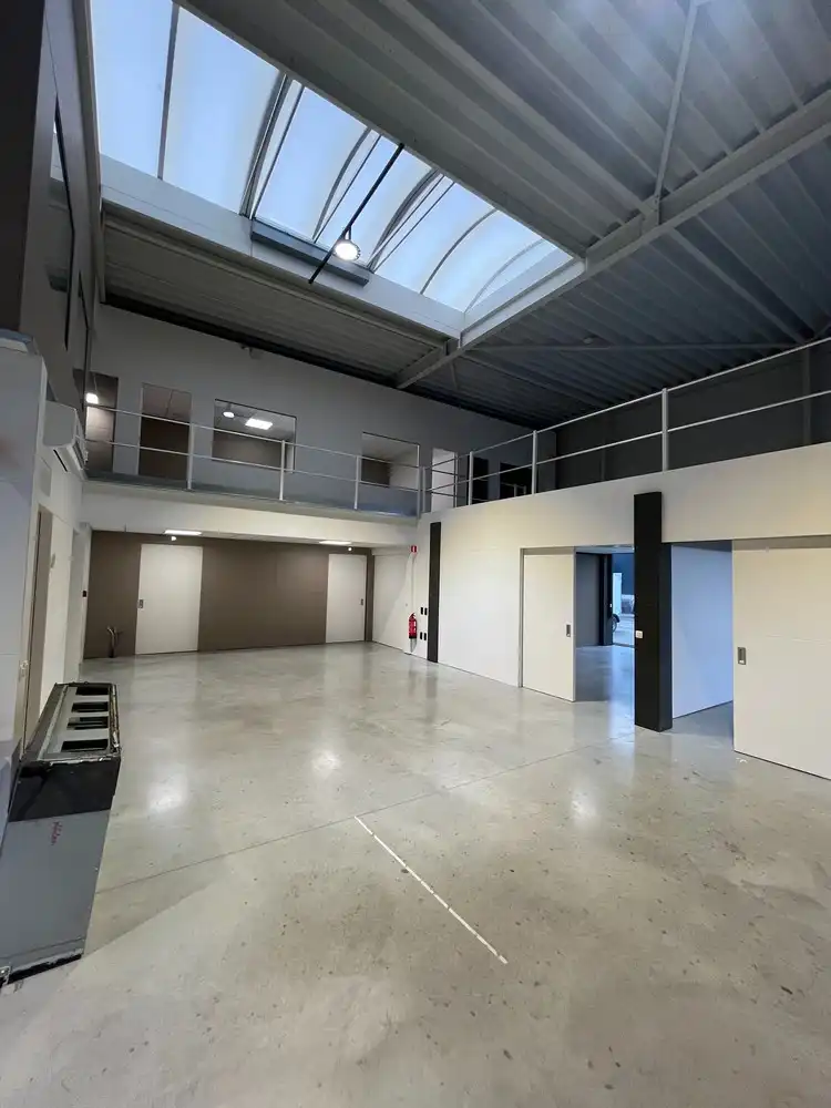 Bedrijfshal met kantoor foto 4