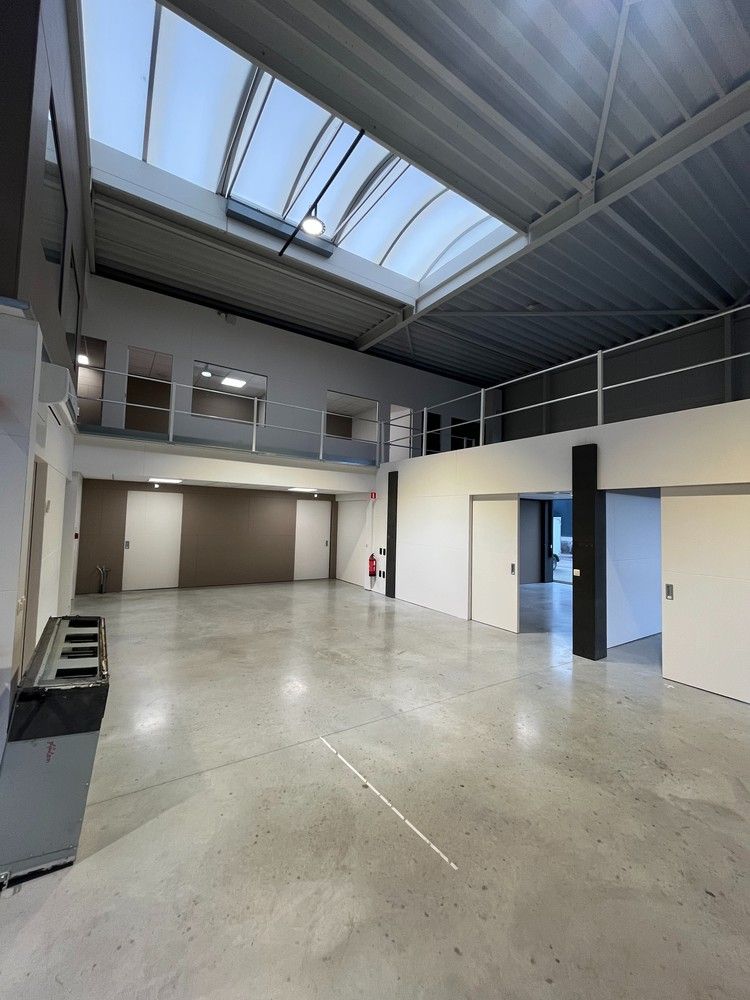 Bedrijfshal met kantoor foto 4