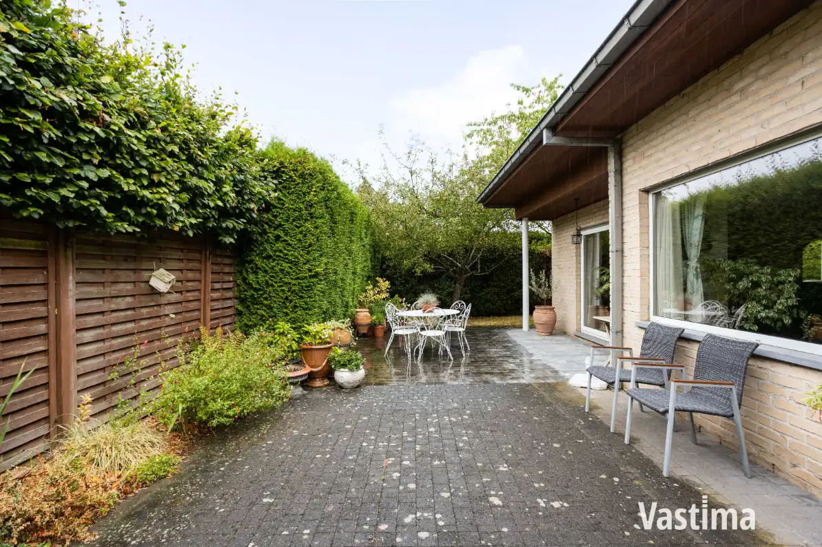 Ruime en instapklare villa met 4 slaapkamers en dubbele garage in doodlopende straat foto 28