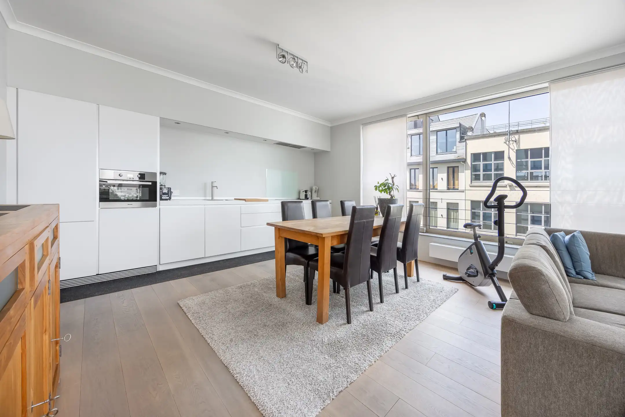 Stijlvol appartement met terras aan het Eilandje foto 4