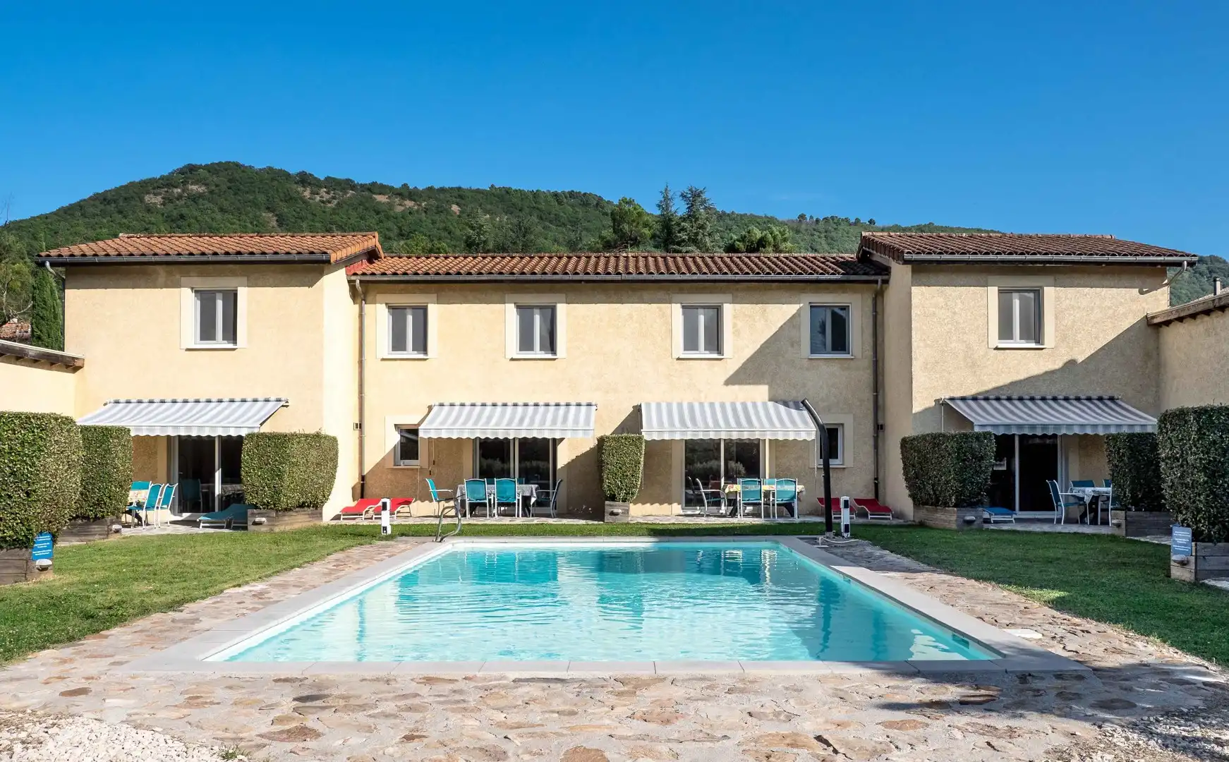 Gezellig Vakantiehuis met Uitzicht op Zwembad foto 5