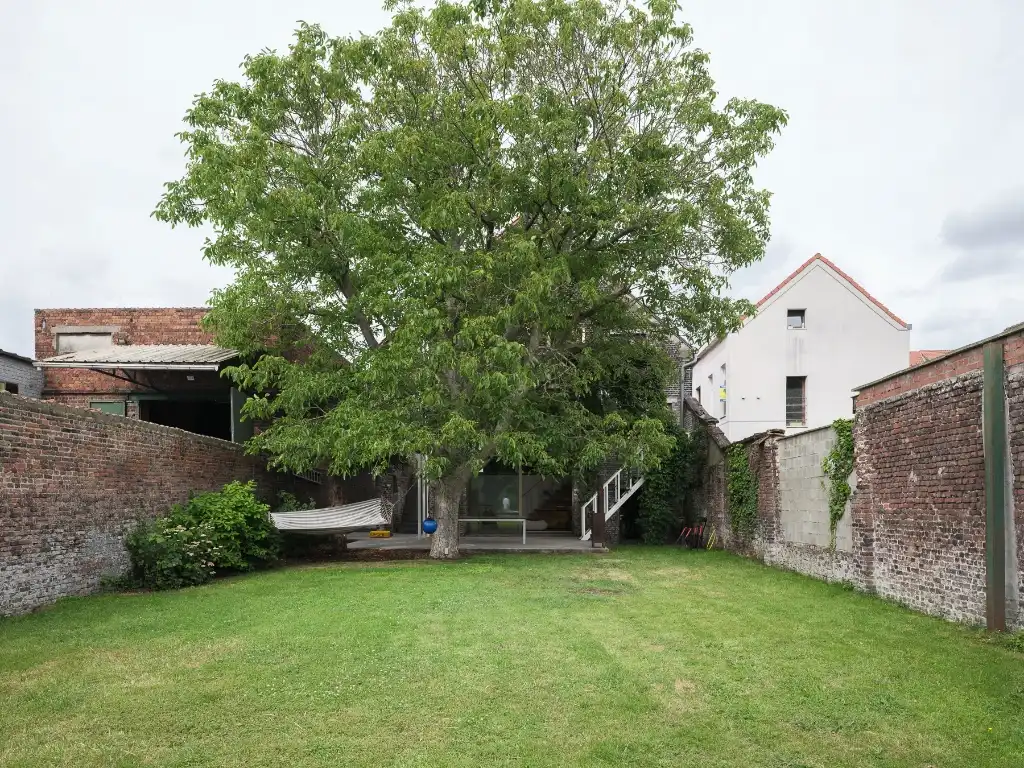 Uniek vastgoed! Exclusieve en creatieve site met twee kantoorruimtes, een polyvalent handelspand, een short-staystudio en een bijzonder architecturale split-levelwoning met ruime tuin, op een boogscheut van het stadscentrum. foto 5