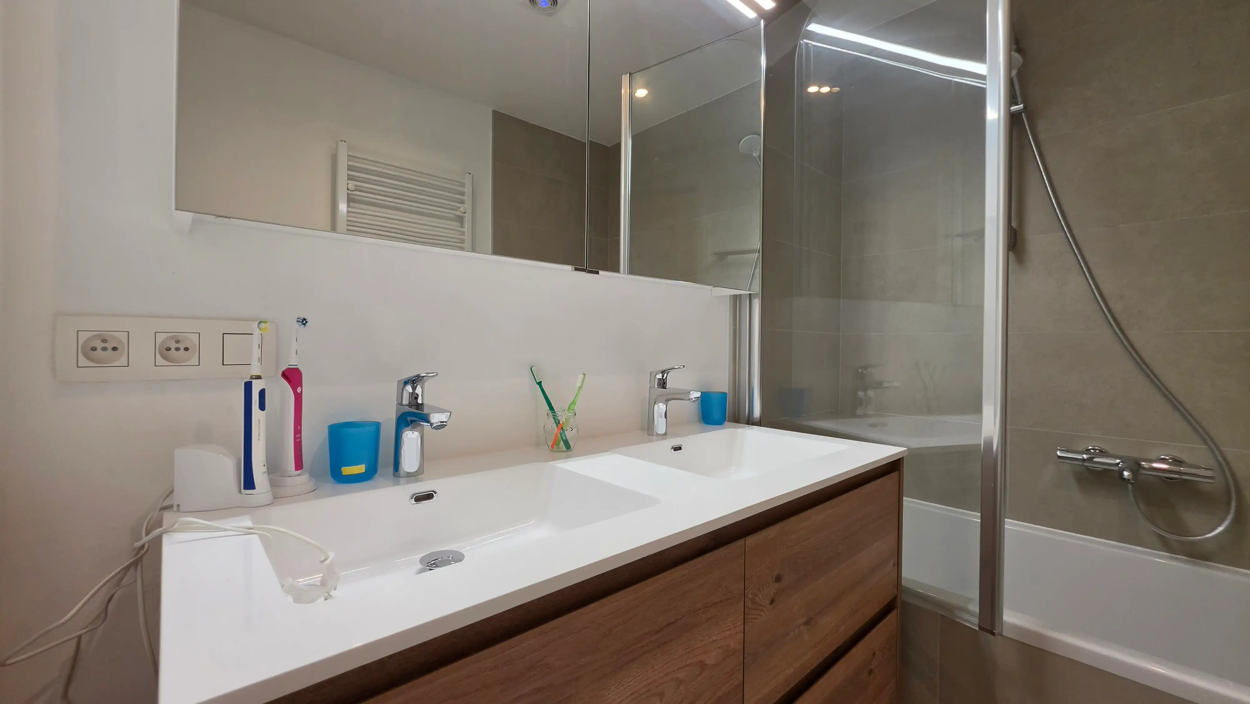 Luxueus twee slaapkamer app, terras, bureel, unieke ligging foto 14