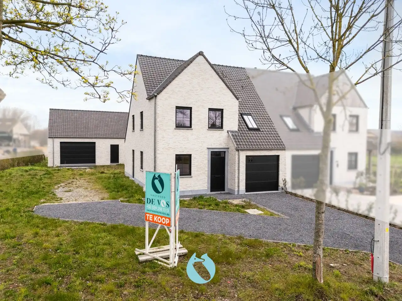 Nieuwbouw halfopen woning met loods op landelijke locatie foto {{pictureIndex}}