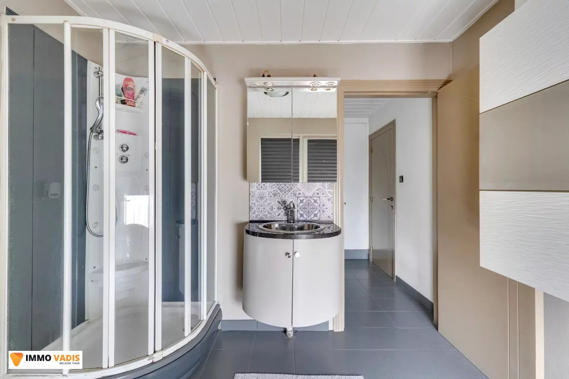 Instapklare halfopen woning met tuin en twee garages foto 7