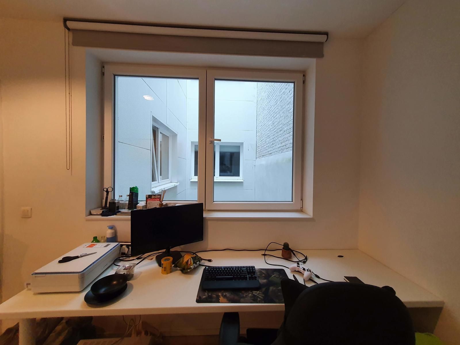 Grote moderne studentenkamer met eigen badkamer foto 9