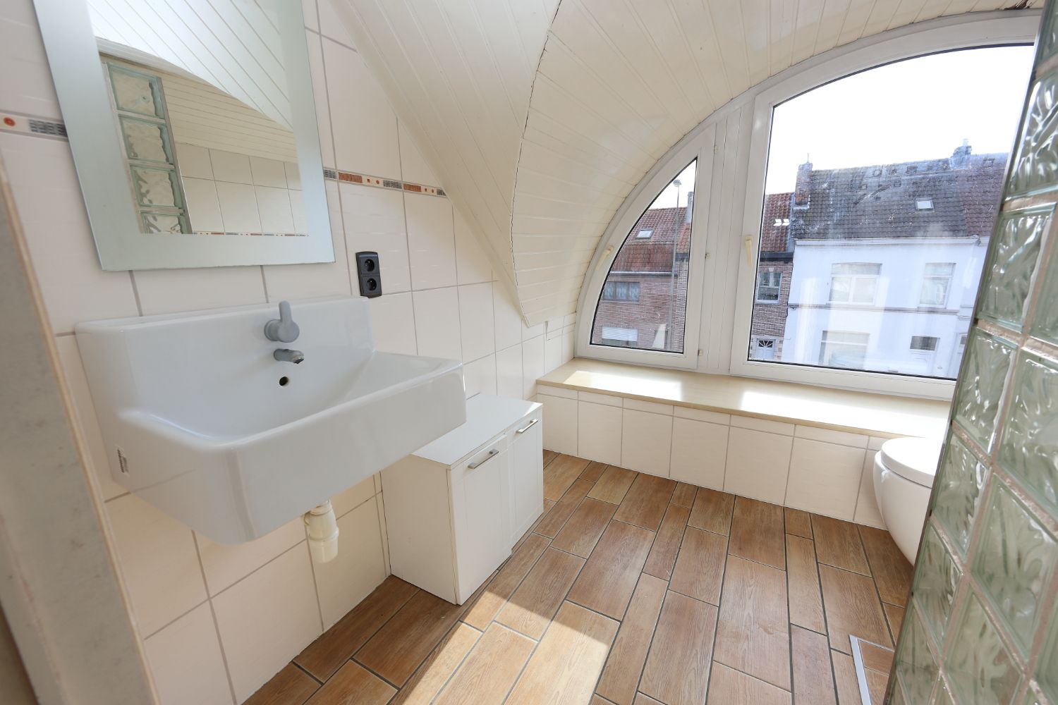 Woning op uitstekende locatie! foto 9