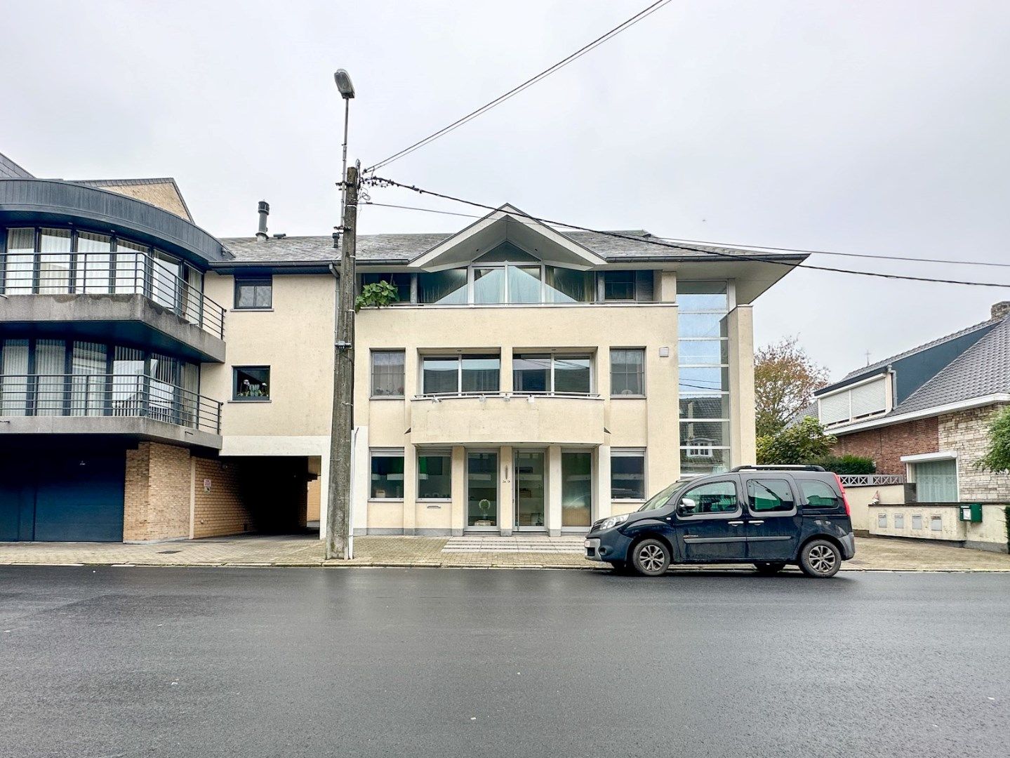 Investeringspand Kortemark: volledig verhuurd gebouw met drie ruime appartementen en 2 garages foto {{pictureIndex}}