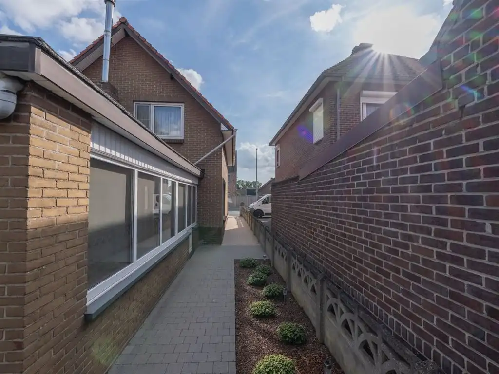 Te renoveren vrijstaande woning foto 6