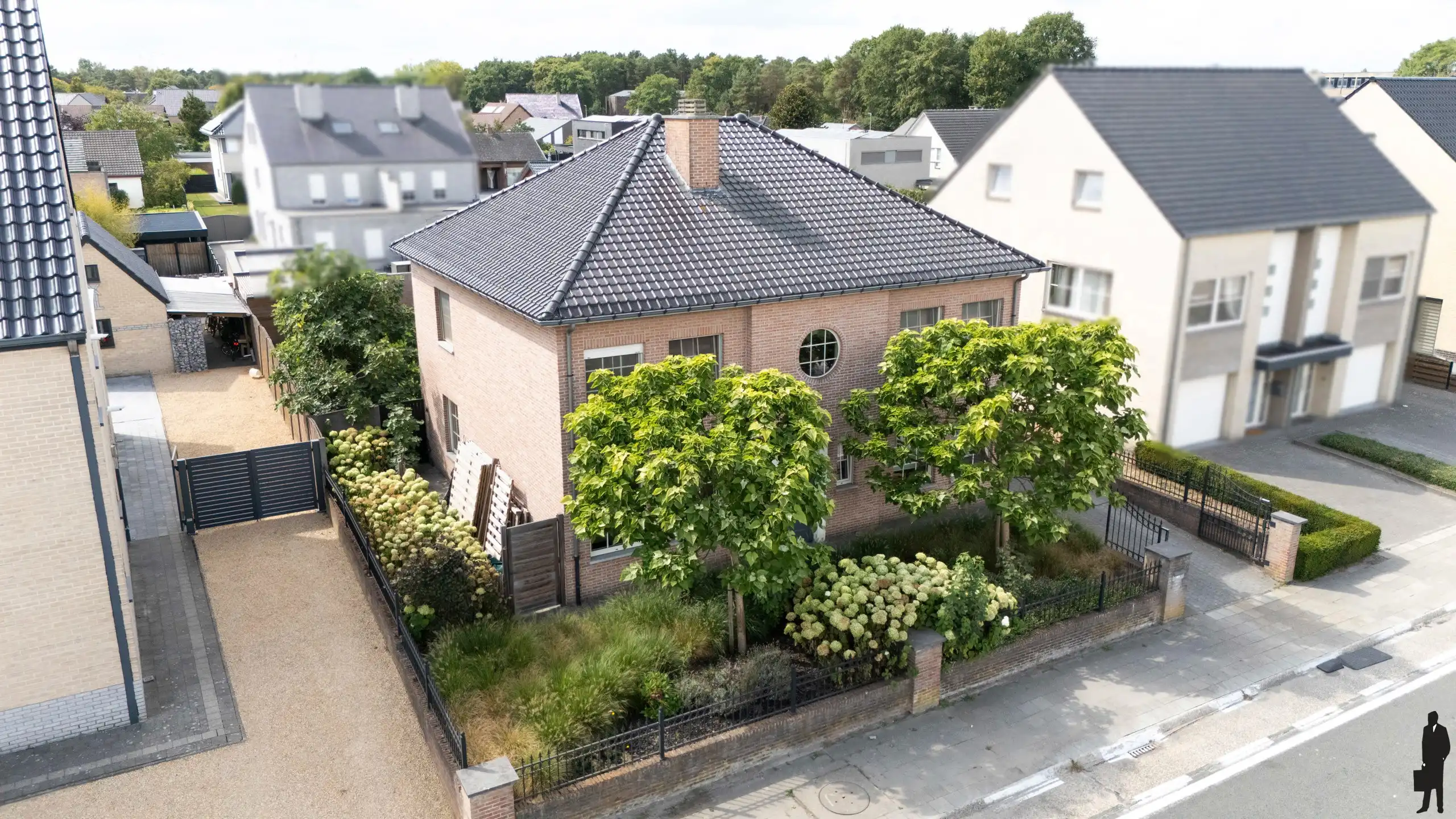 Ruime woning met 6 slpks. en grote kelder nabij Nederland foto 2