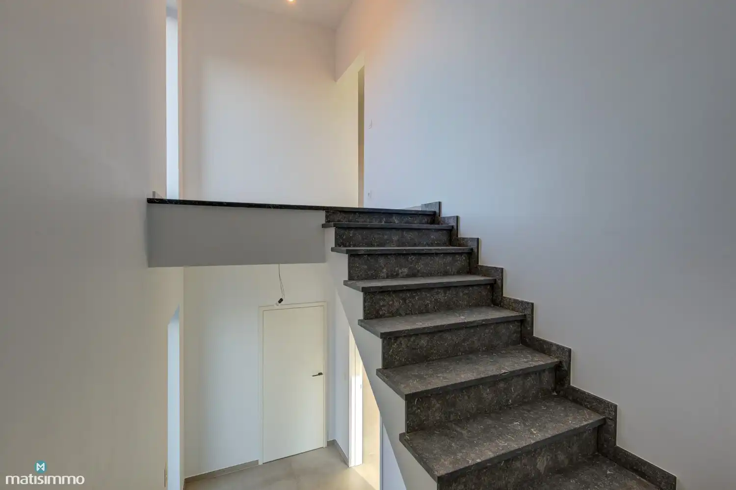 VOLLEDIG AFGEWERKTE EN GESCHILDERDE NIEUWBOUWWONING (EPB E10) MET 3 SLAAPKAMERS, OVERDEKT TERRAS, 2 GARAGES, KELDER EN AANGELEGDE TUIN IN WERM foto 12