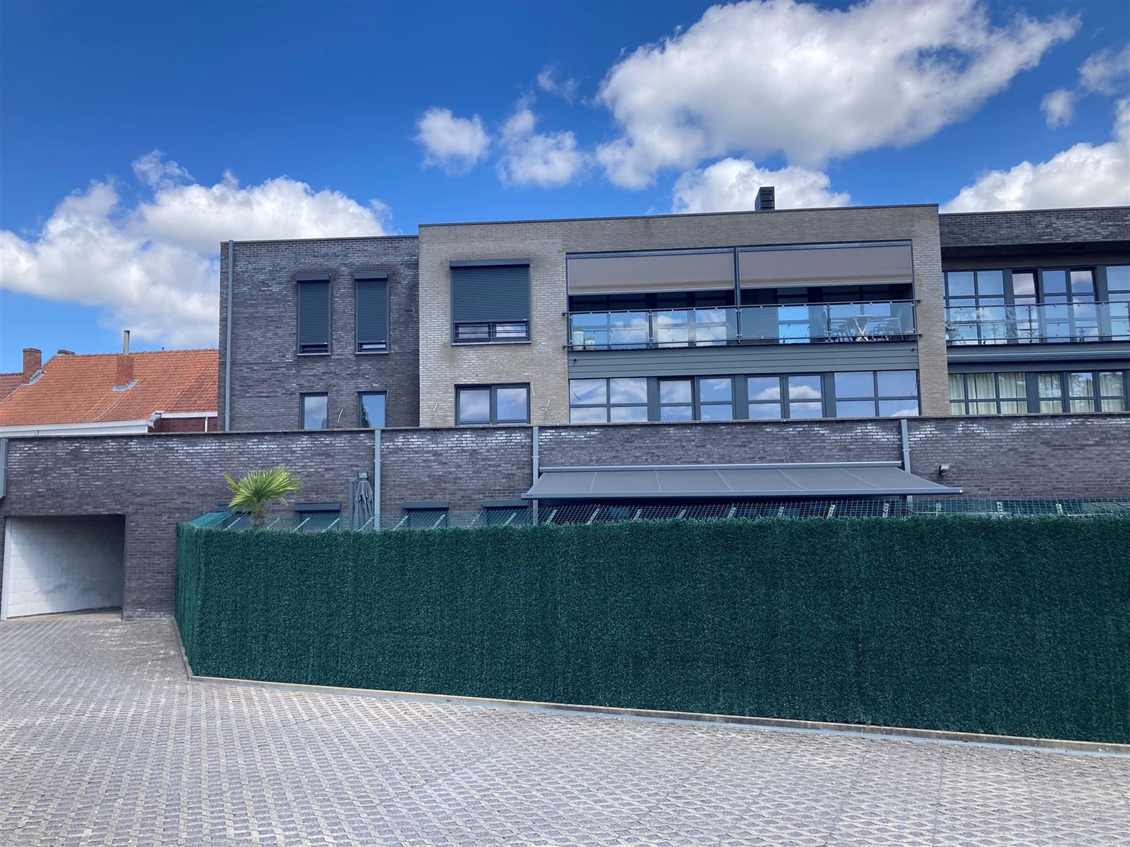 Modern gelijkvloersappartement + tuin & garage op toplocatie foto 3