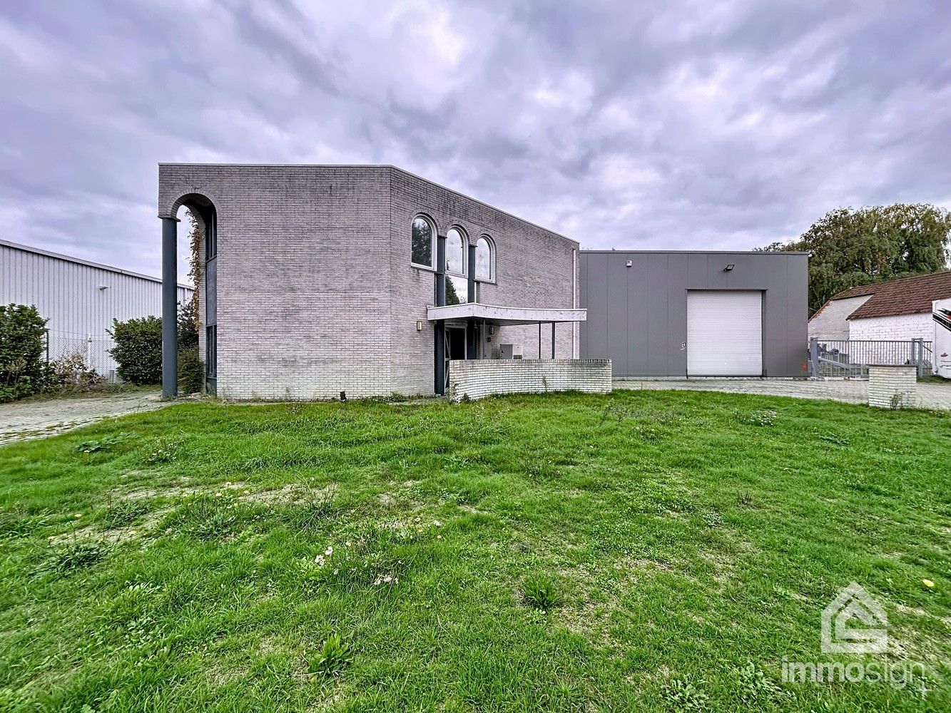 Bedrijfshal, kantoren en twee woonunits. Werken en wonen combineren op één strategische locatie! foto {{pictureIndex}}