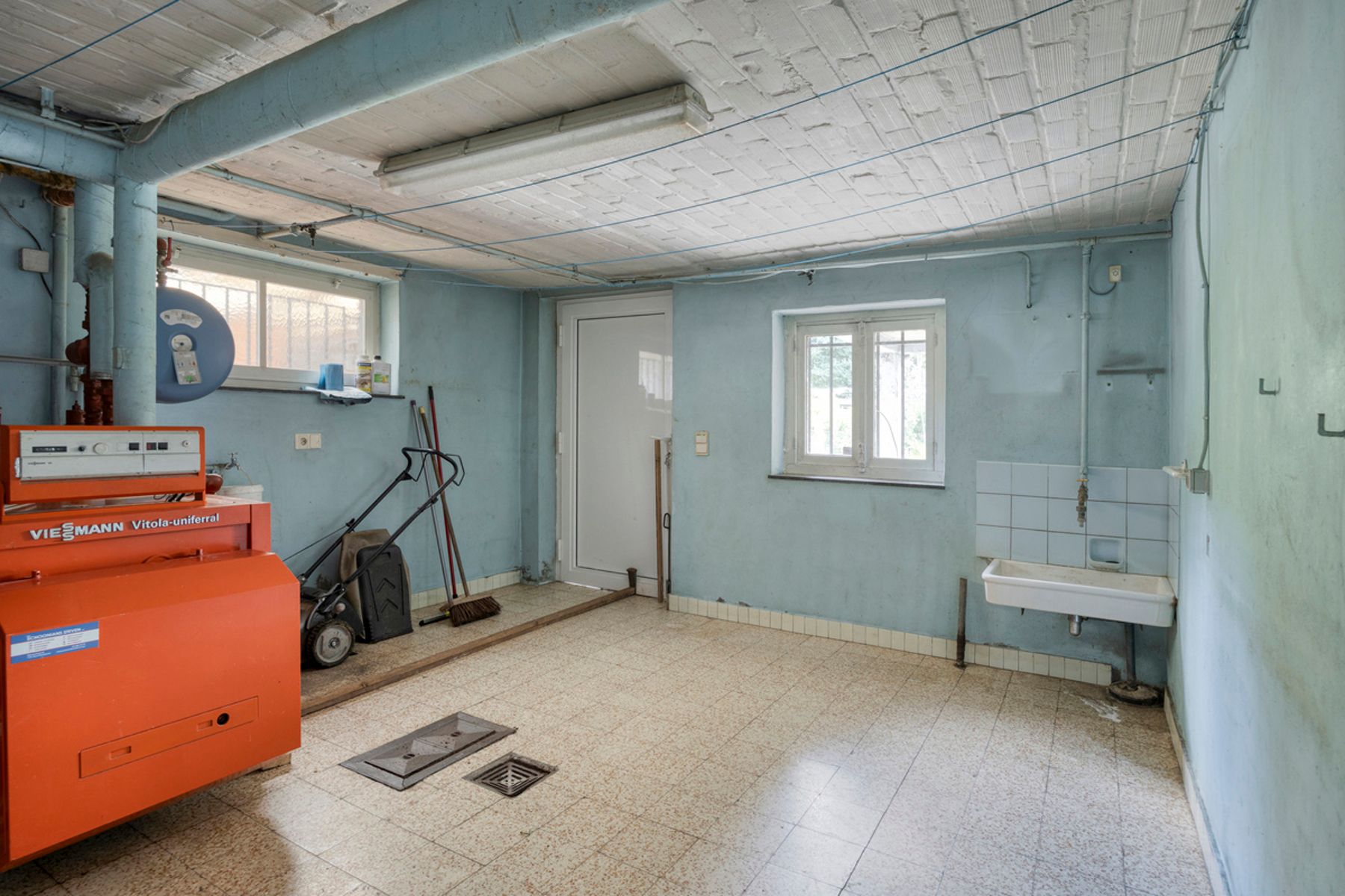 Ruime op te frissen villa met 3 slaapkamers en grote tuin foto 20