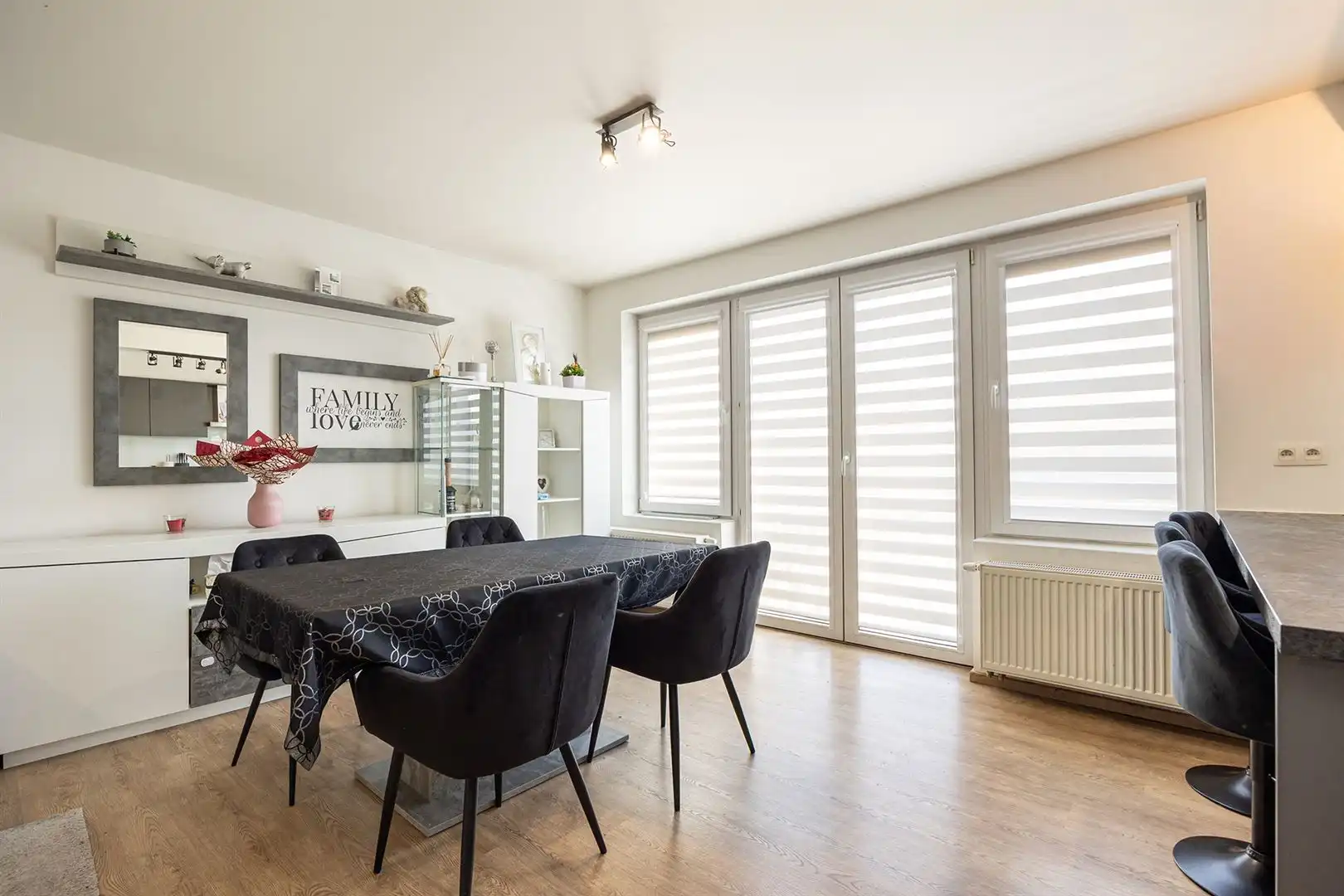 Tussen twee parken: licht appartement met tuin en garage foto 4