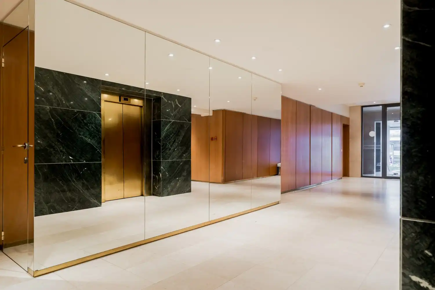 Ruim appartement op strategische locatie met veel lichtinval foto 3