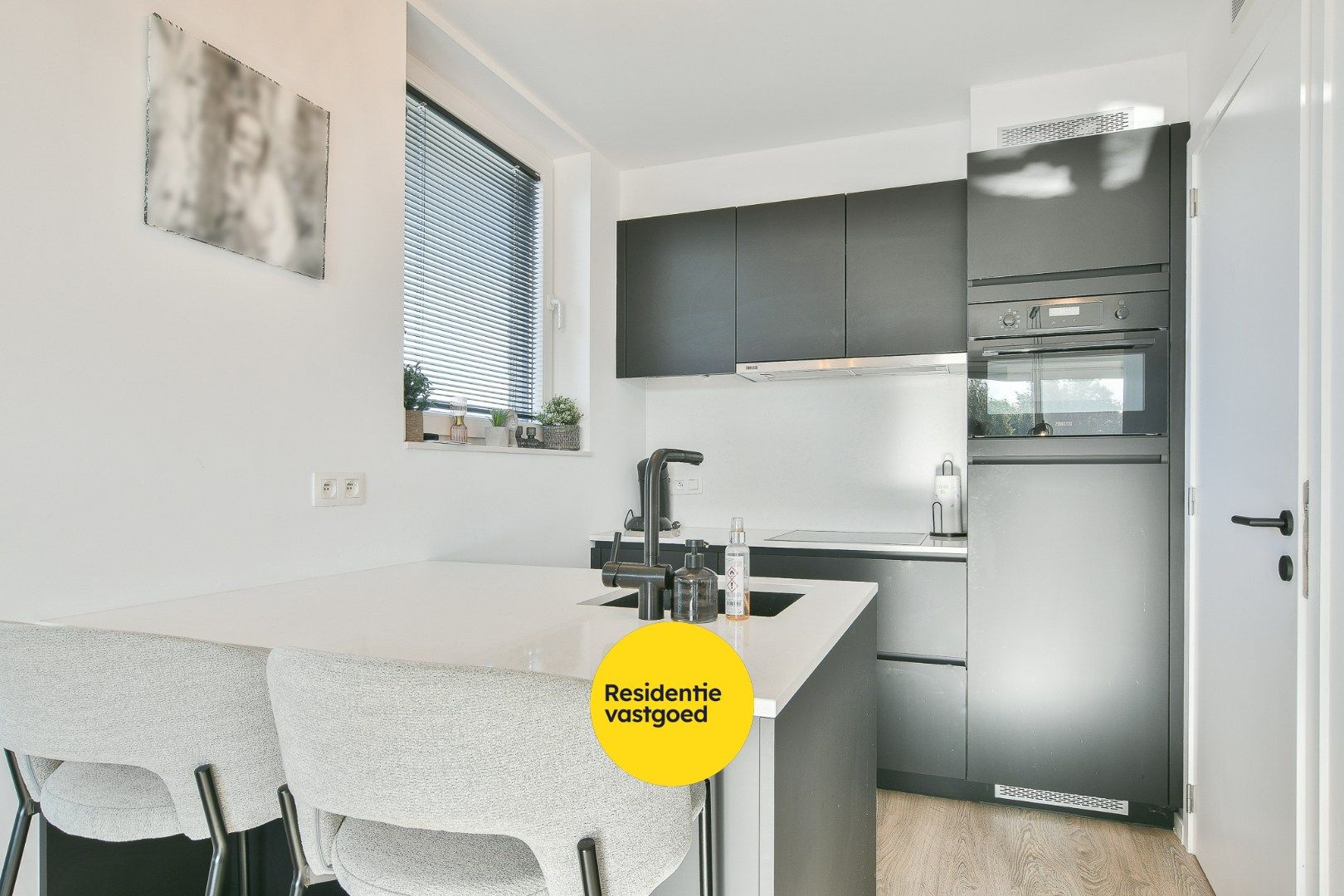 Uniek appartement inclusief carport met grote berging gelegen in een oude graanmolen foto 6