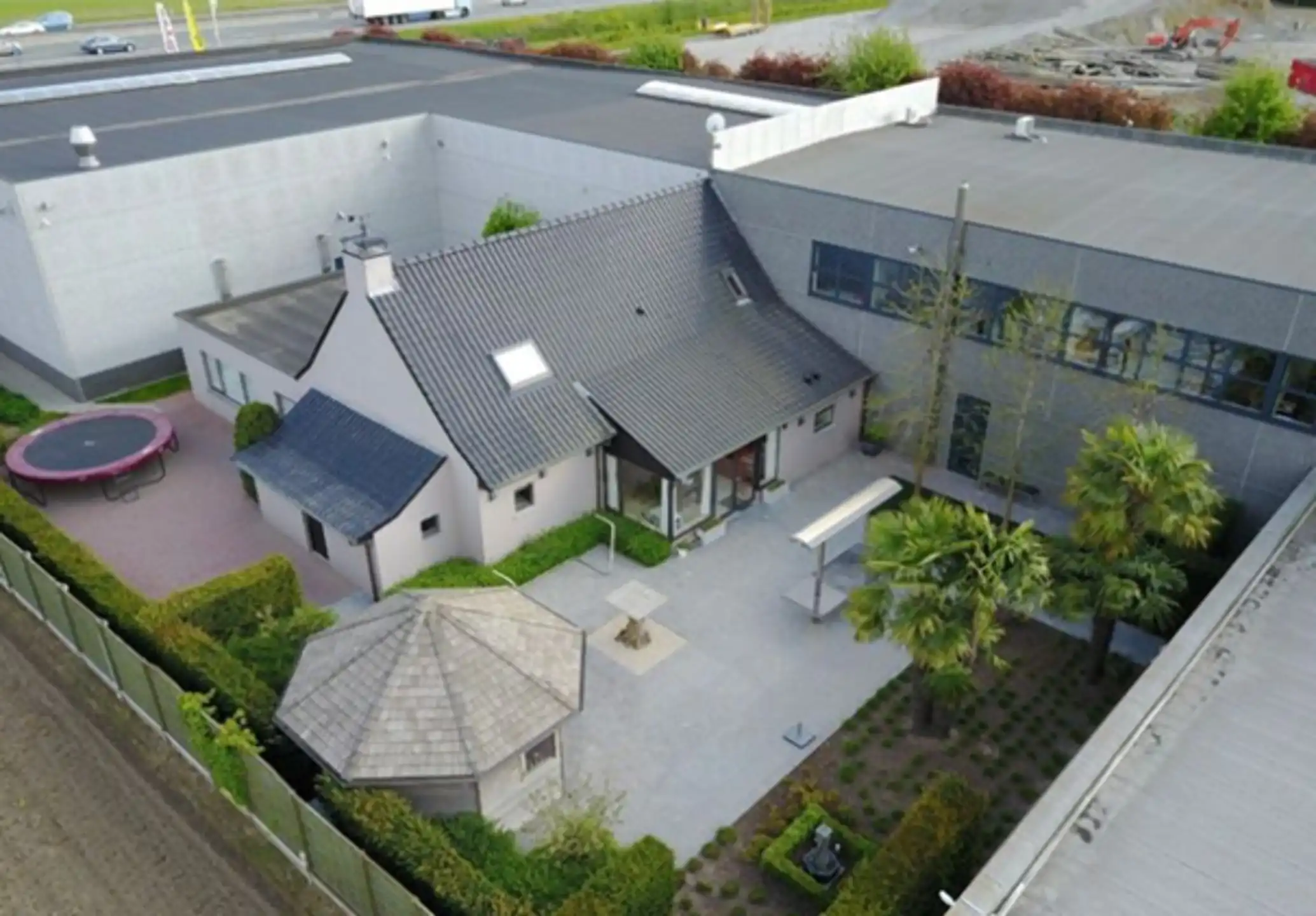 Bedrijfspand met Magazijn, Kantoren & Woonst op Topzichtlocatie E17 – Kruisem foto 5