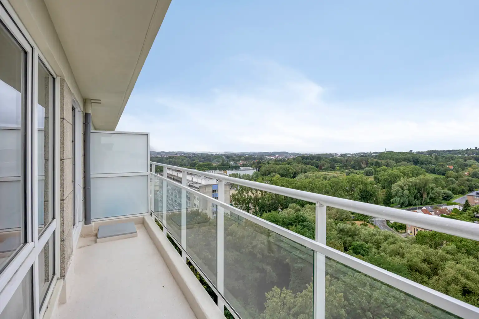 Op te frissen 2-slaapkamerappartement met prachtig uitzicht foto 20