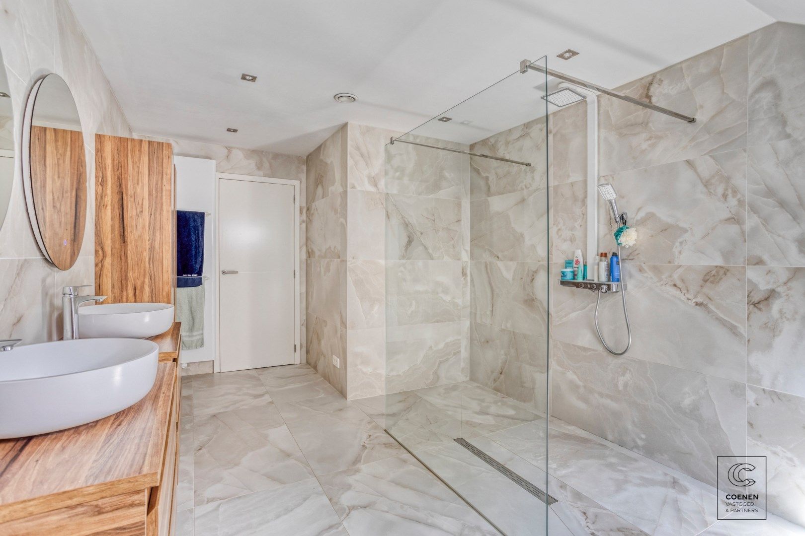 Prachtig, volledig gerenoveerde villa van 351 m² en 6 slaapkamers op een uiterst rustige locatie! foto 14