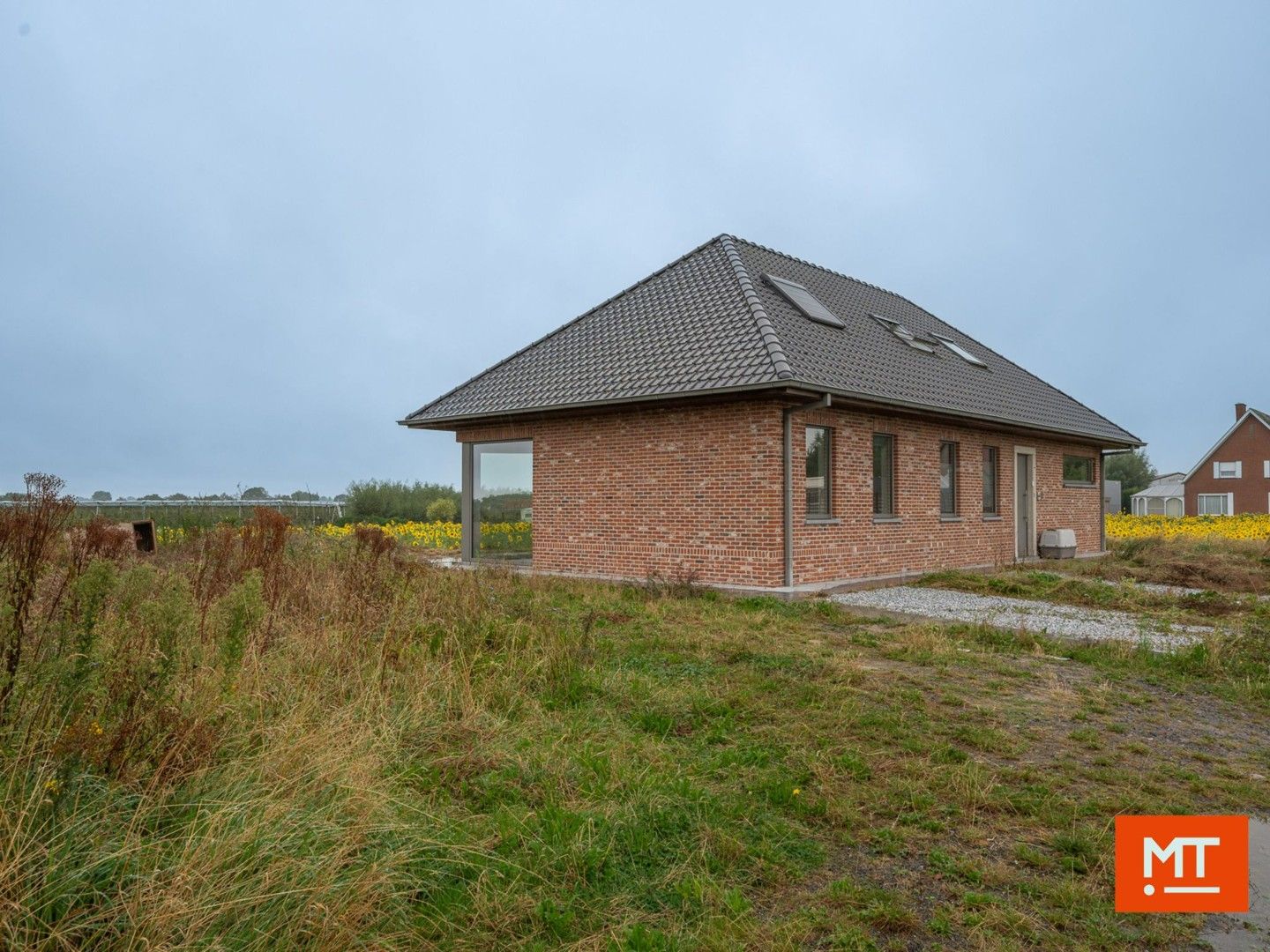 Alleenstaande woning (2013) in landelijke omgeving met naastliggend bouwland foto 15