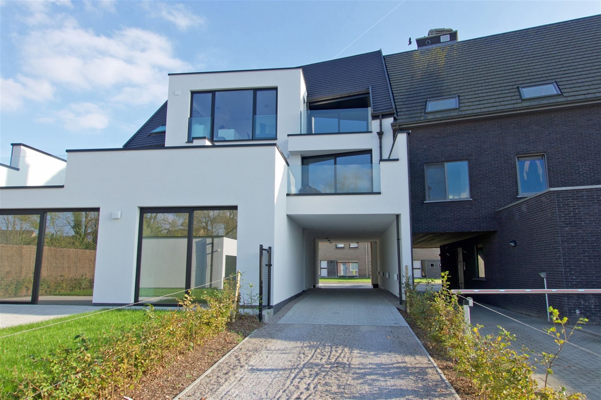 Aangenaam kwalitatief APPARTEMENT (gelijkvloers) met 2 slpks, tuintje/terras, ruime garage (tot 2 wagens) en kelderberging foto 15