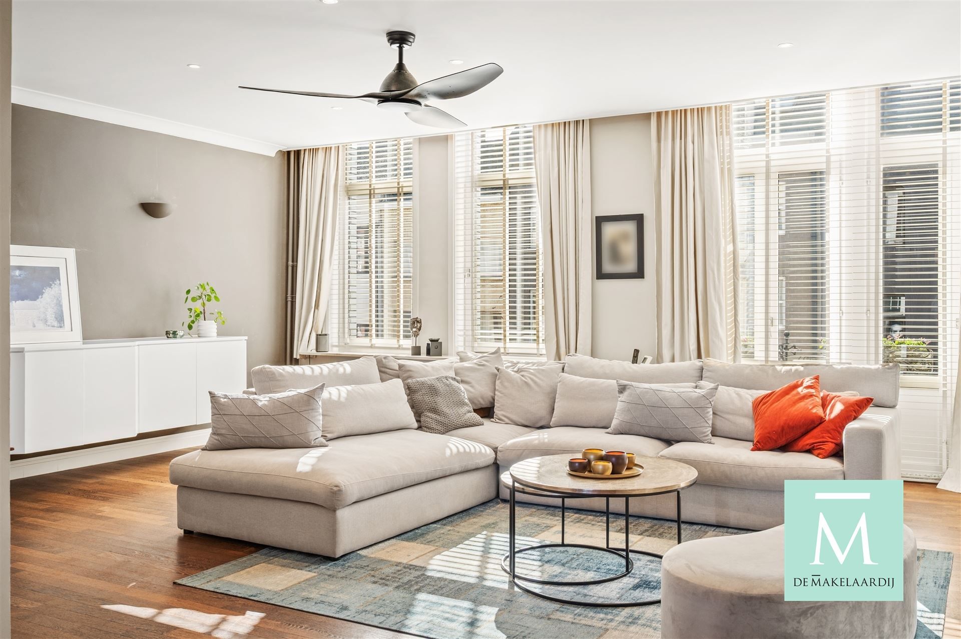 Prachtige handelswoning met overdekte garage nabij de vaart te Mechelen foto {{pictureIndex}}